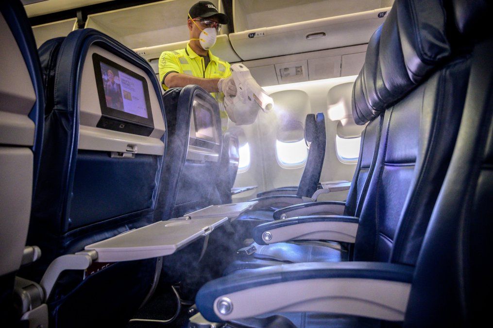 Las aerolíneas han implementado rigurosas normas de sanitización en las aeronaves