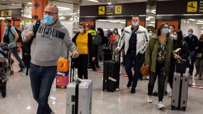 Pasajeros en uno de los aeropuertos de España