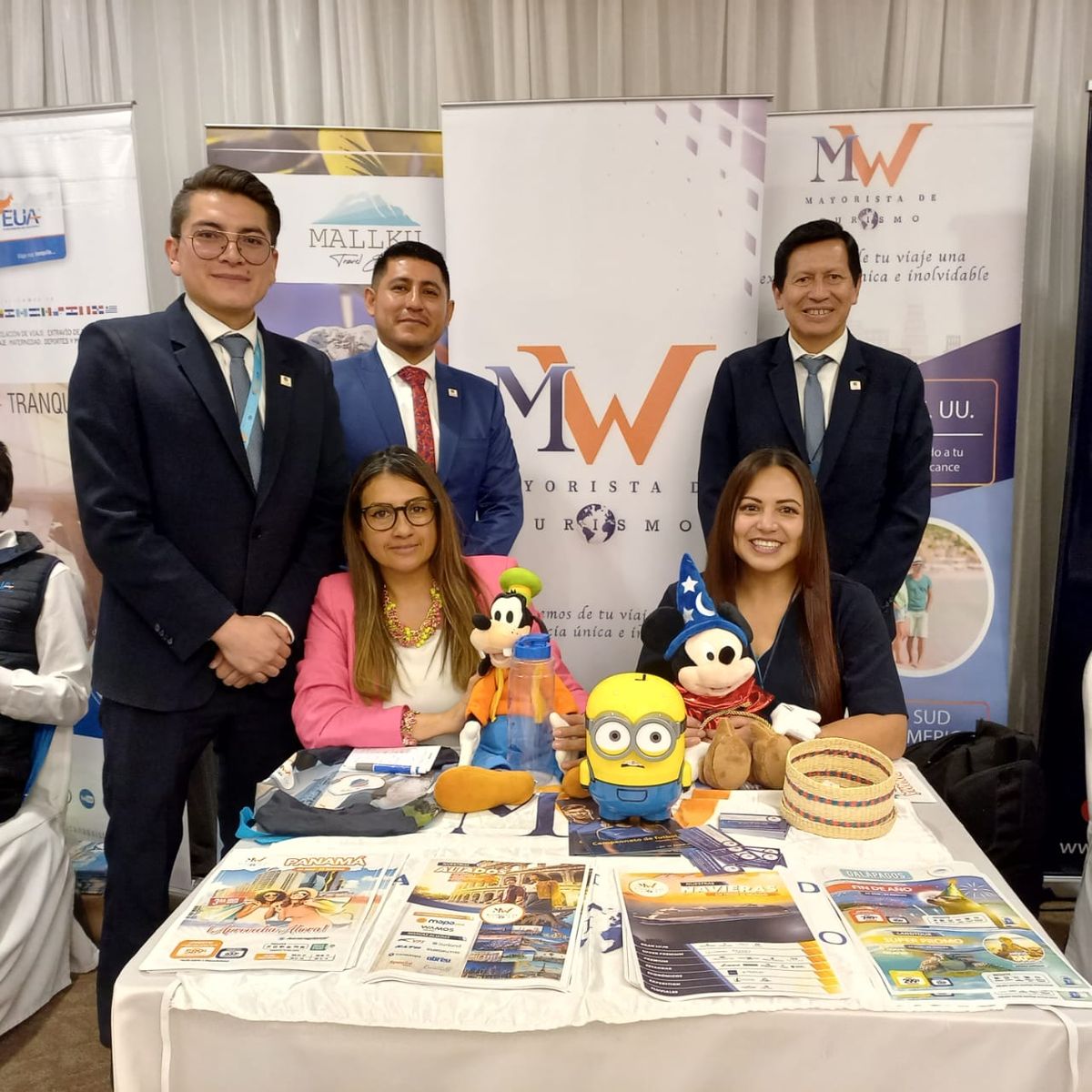 Equipo MW Turismo, incluida Mónica Osorio, en el Workshop de Ladevi en Quito.