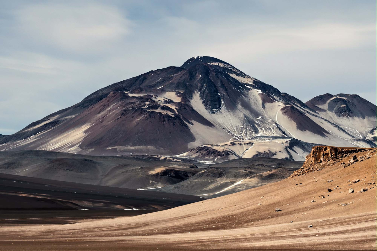 El volcán Nevado Ojos del Salado se encuentra en el límite entre Chile y Argentina. El volcán Nevado Ojos del Salado se encuentra en el límite entre Chile y Argentina.