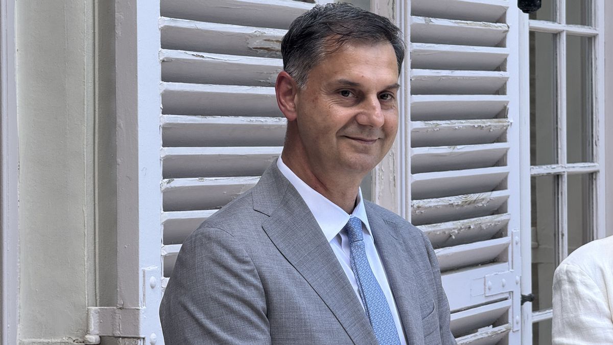 Harry Theoharis, candidato a la secretaría general de ONU Turismo, en un acto en la residencia de la embajadora de Grecia en España. - Ladevi Medios y Soluciones Harry Theoharis, candidato a la secretaría general de ONU Turismo, en un acto en la residencia de la embajadora de Grecia en España.