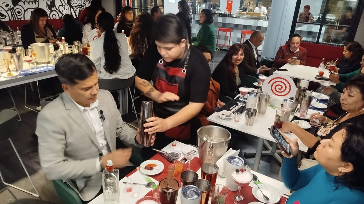 En la masterclass, los agentes ampliaron su conocimiento sobre coctelería.