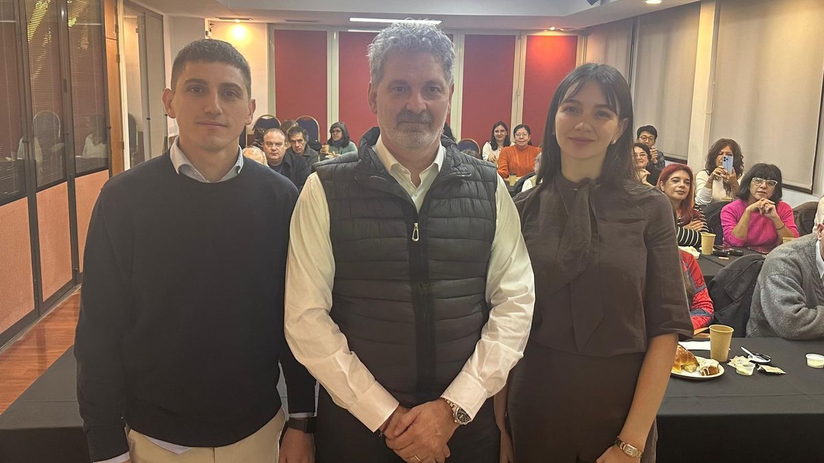 Tren Solar de la Quebrada: Lisandro Montaño, responsable del área de Agencias; junto a Juan Carbera, presidente del Ente Autárquico Tren Solar; y Milagros Rivas, gerente comercial y financiera, acompañados por los agentes de viajes.