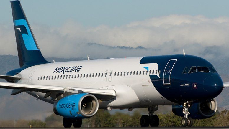Un A320 que luce la última librea que utilizó Mexicana de Aviación cuando aún realizaba vuelos, allá por 2010.