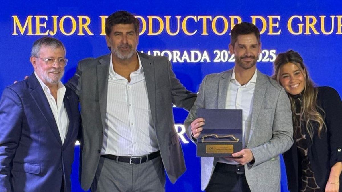 Jorge Valderrama recibiendo el premio de mano de Pablo Laudonia, Javier Massignani y María Lucía Parera, de MSC Cruceros. 