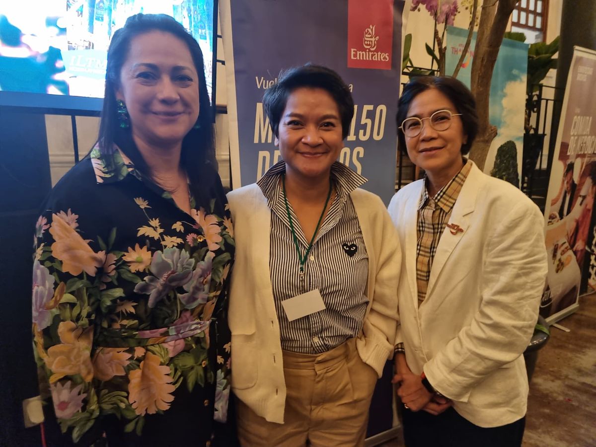 Adriana Ortiz, Siriwan Seeharach y Sobhana Sucharitakul durante la velada convocada por la Autoridad de Turismo de Tailandia.