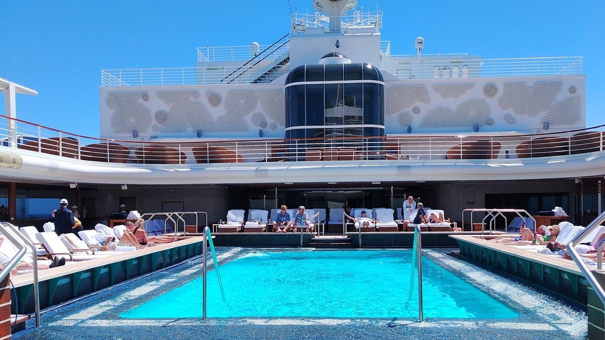 El Regent Seven Seas Splendor cuenta con una piscina de lujo, perfecta para disfrutar del mar y relajarse durante el viaje.
