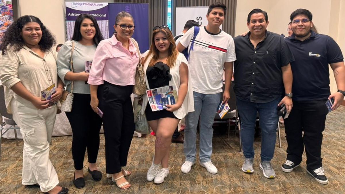 Agentes de viajes con la revista La Agencia de Viajes Ecuador en Ladevi Workshop en Guayaquil.