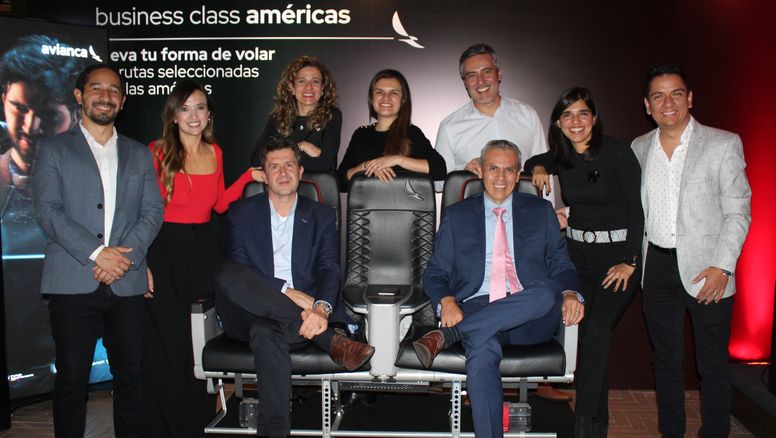 Otto Gergye, nuevo Chief Commercial Officer (CCO); David Alemán, director de Ventas para Colombia y Suramérica; y Ana María Copete, directora de Desarrollo Comercial, junto con otros miembros del equipo de Avianca.
