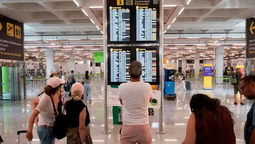 Pasajeros pendientes de las pantallas del aerpouerto de Cjarles de Gaulle a raíz de la huelga de controladores aéreos el pasado 3 de julio.