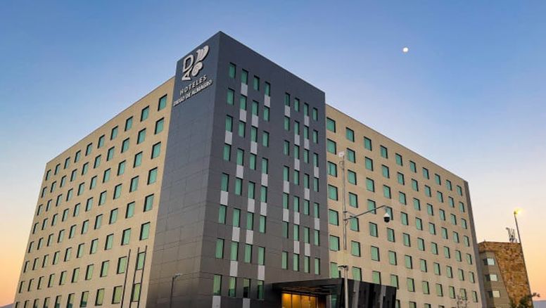 El nuevo hotel Diego de Almagro en la zona del Aeropuerto de Santiago lleva más de 9 meses esperando su inauguracion.&nbsp;