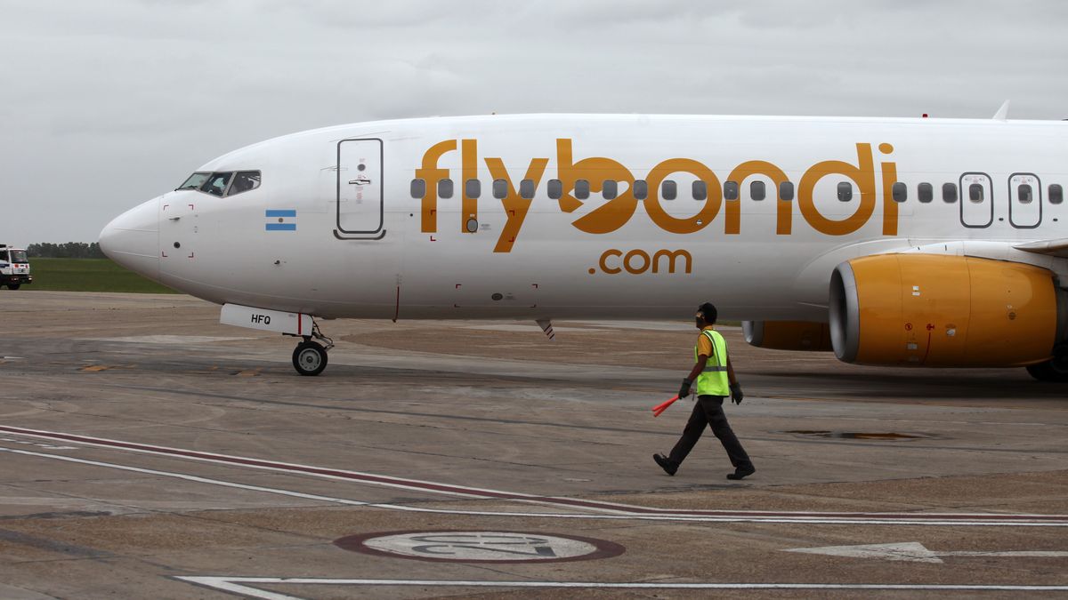 Flybondi cuenta con grandes dificultades operativas, como la reducción de aviones a disposición y la dificultad de acceder a dólares.