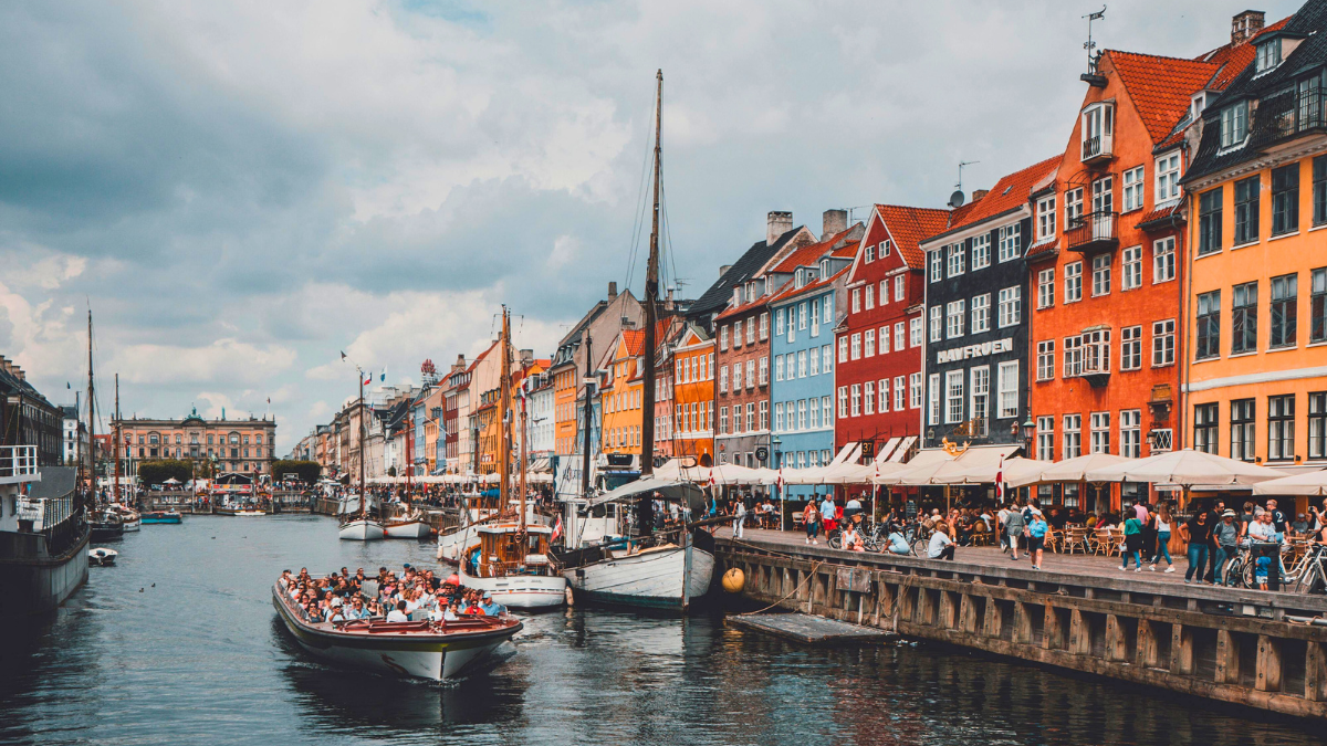 Copenhague es conocida por sus canales, sus casas con fachadas de colores, sus palacios y castillos.