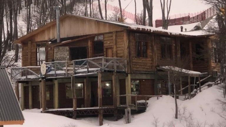 El refugio del Club Andino Ushuaia espera a los amantes del esquí para compartir momentos de diversión en la montaña.