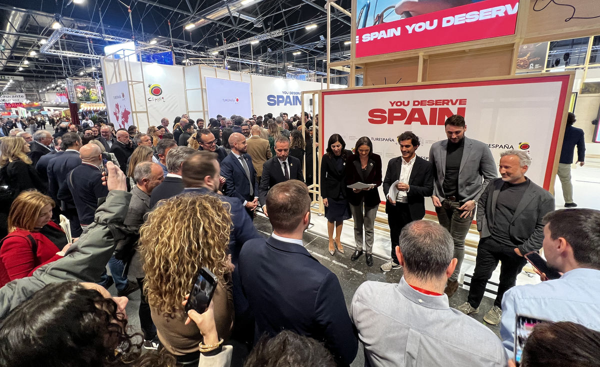 La ministra de Turismo, Reyes Maroto, y otros representantes del  MINCOTUR y Turespaña, durante la firma del acuerdo con Queer Destinations en Fitur 2023. 