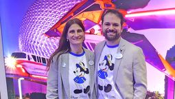 Julieta De Grazia y Alejandro Flores en el stand de Disney Destinations en IPW 2025.