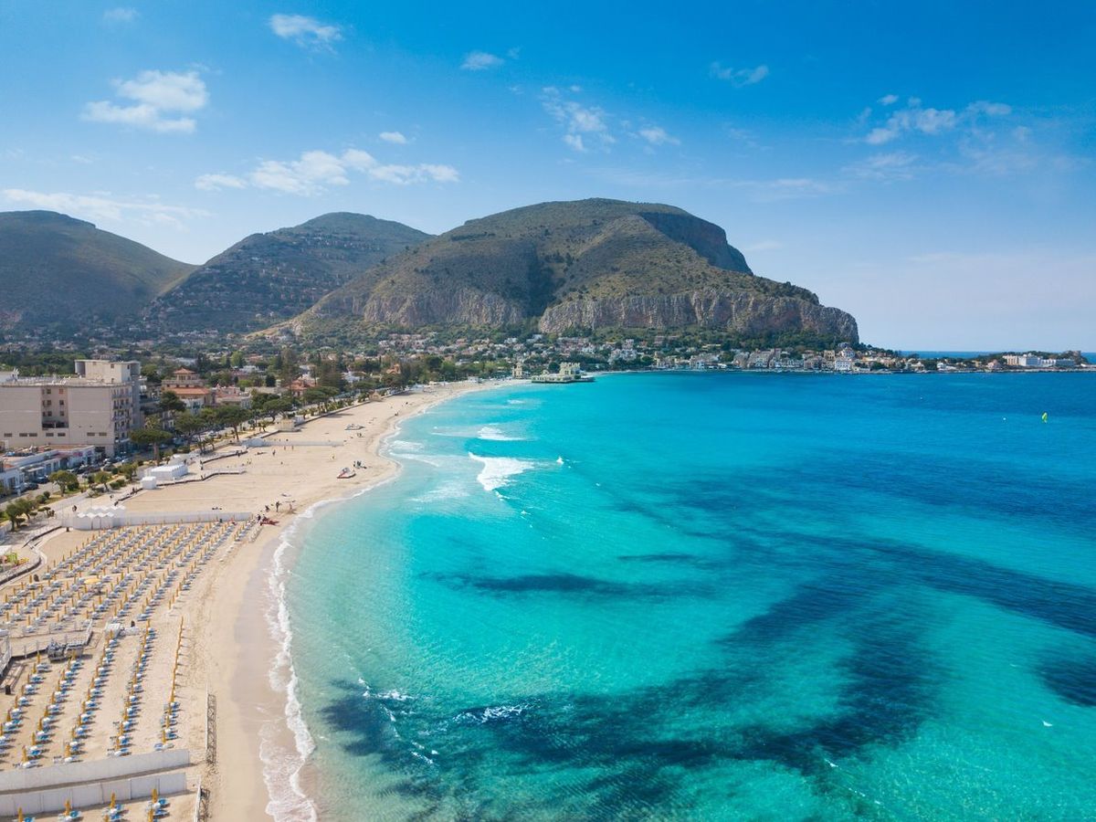 La playa de Mondello en Palermo, Sicilia