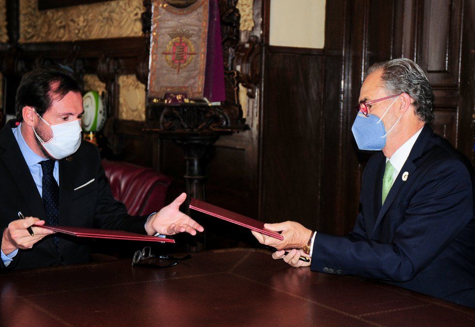 Óscar Puente, alcalde de Valladolid; y Juan José Álvarez Brunel, presidente de Sectur Guanajuato.