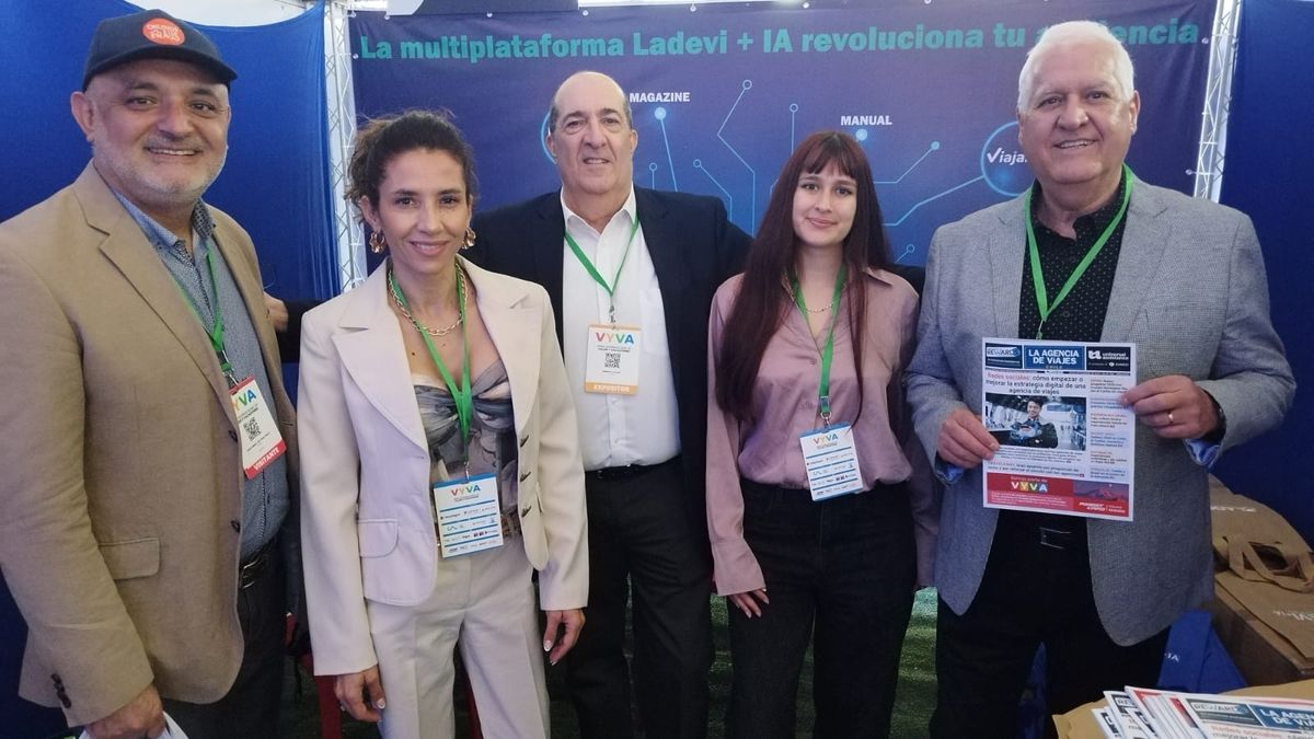 Equipo de Assito Tu Viaje junto al equipo de Ladevi Chile.