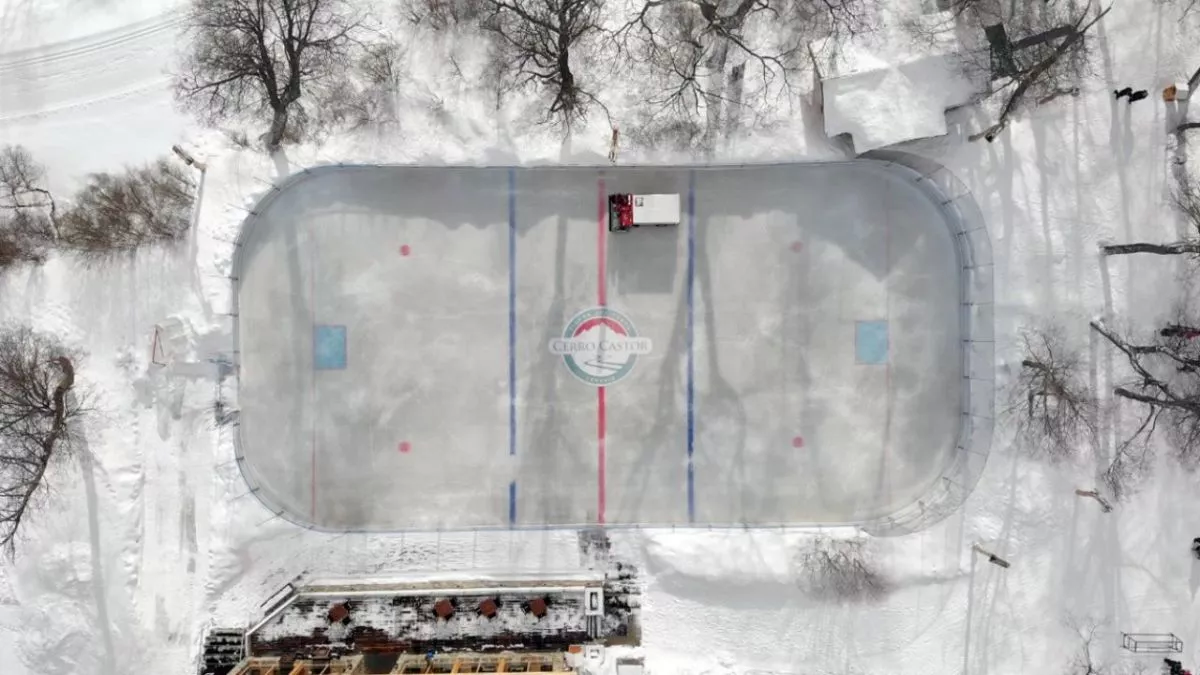 Cerro Castor cuenta con una novedosa pista de patinaje y es el único centro de esquí de Argentina que posee una. Cerro Castor cuenta con una novedosa pista de patinaje y es el único centro de esquí de Argentina que posee una.