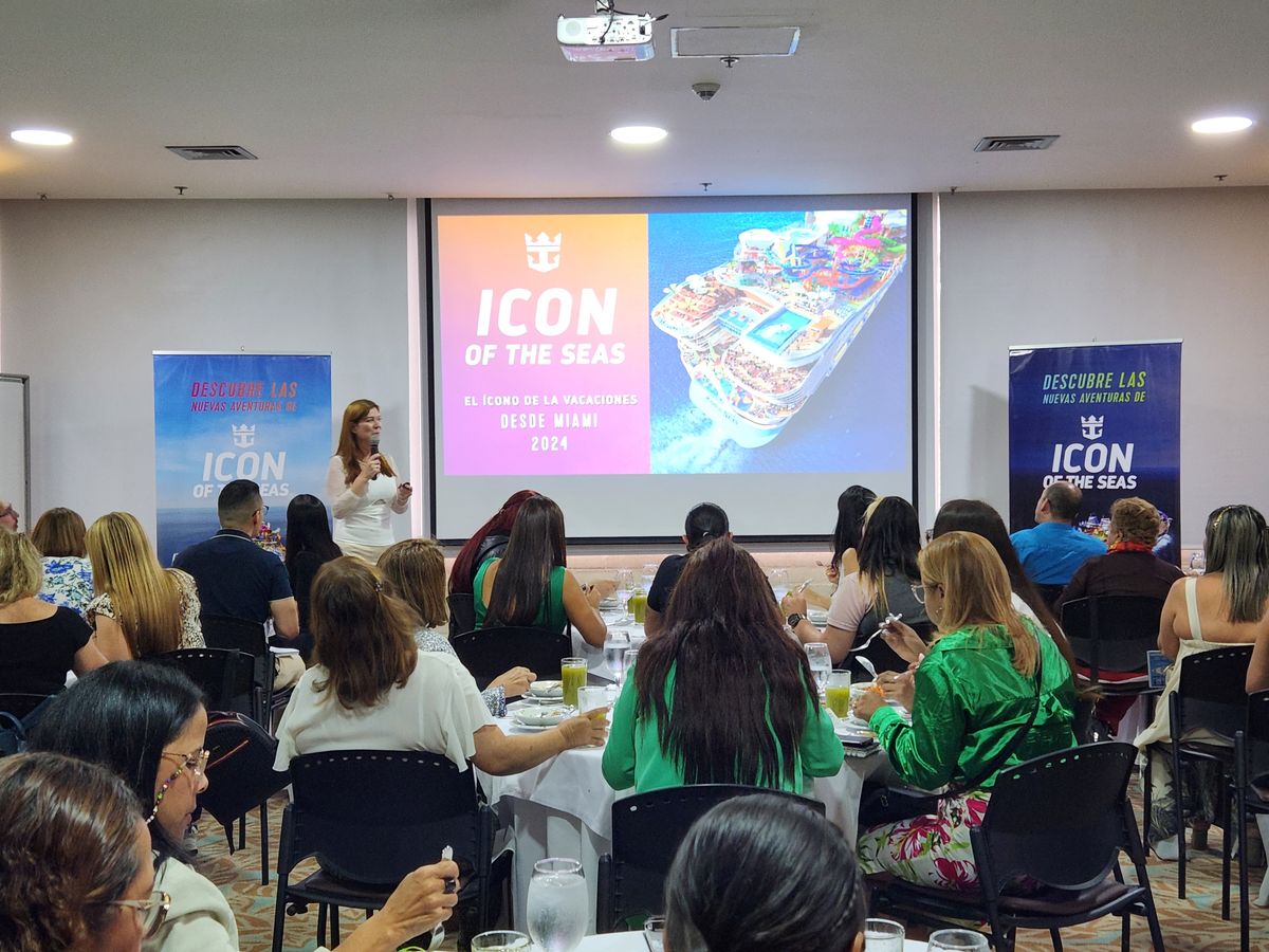 Capacitación de Deluxe Travel, a cargo de Olga Cock, gerente general de la compañía.