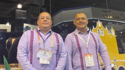 Víctor Cortés Melo, gerente corporativo de producto turístico, y Rynaldo Olvera, presentaron el producto Turibus durante el Tianguis Turístico 2021.