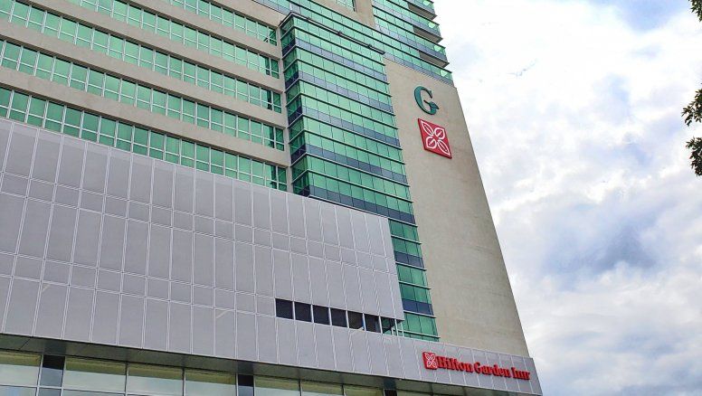 La moderna torre del flamante HIlton Garden Inn.