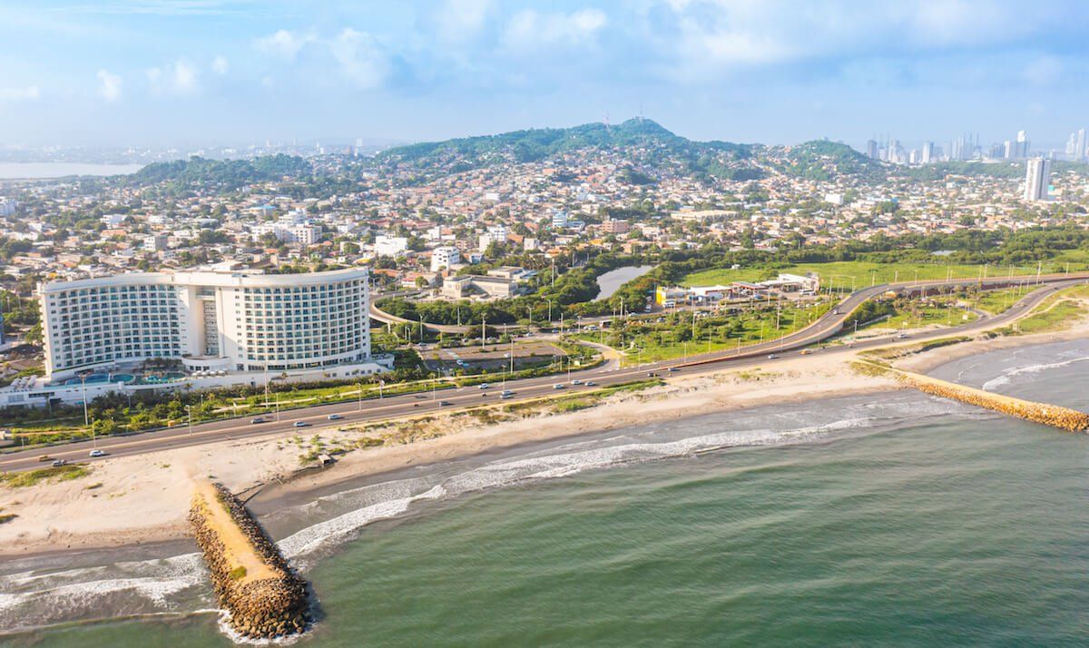 El hotel se encuentra ubicado a pocos minutos del aeropuerto Internacional de Cartagena de Indias, Colombia.