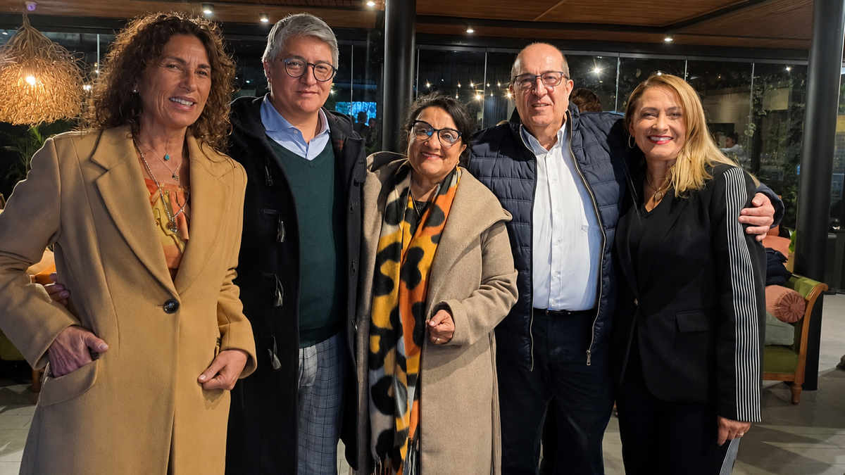 Joyce Grossman de Sandals junto a Aldo Valle de Achet; Marcela Olate de Viajes Mr. Trip; Andrés Azuaga de Ladevi; Sonia Triana de CIC Travel durante el evento de Jamaica. Joyce Grossman de Sandals junto a Aldo Valle de Achet; Marcela Olate de Viajes Mr. Trip; Andrés Azuaga de Ladevi; Sonia Triana de CIC Travel durante el evento de Jamaica.