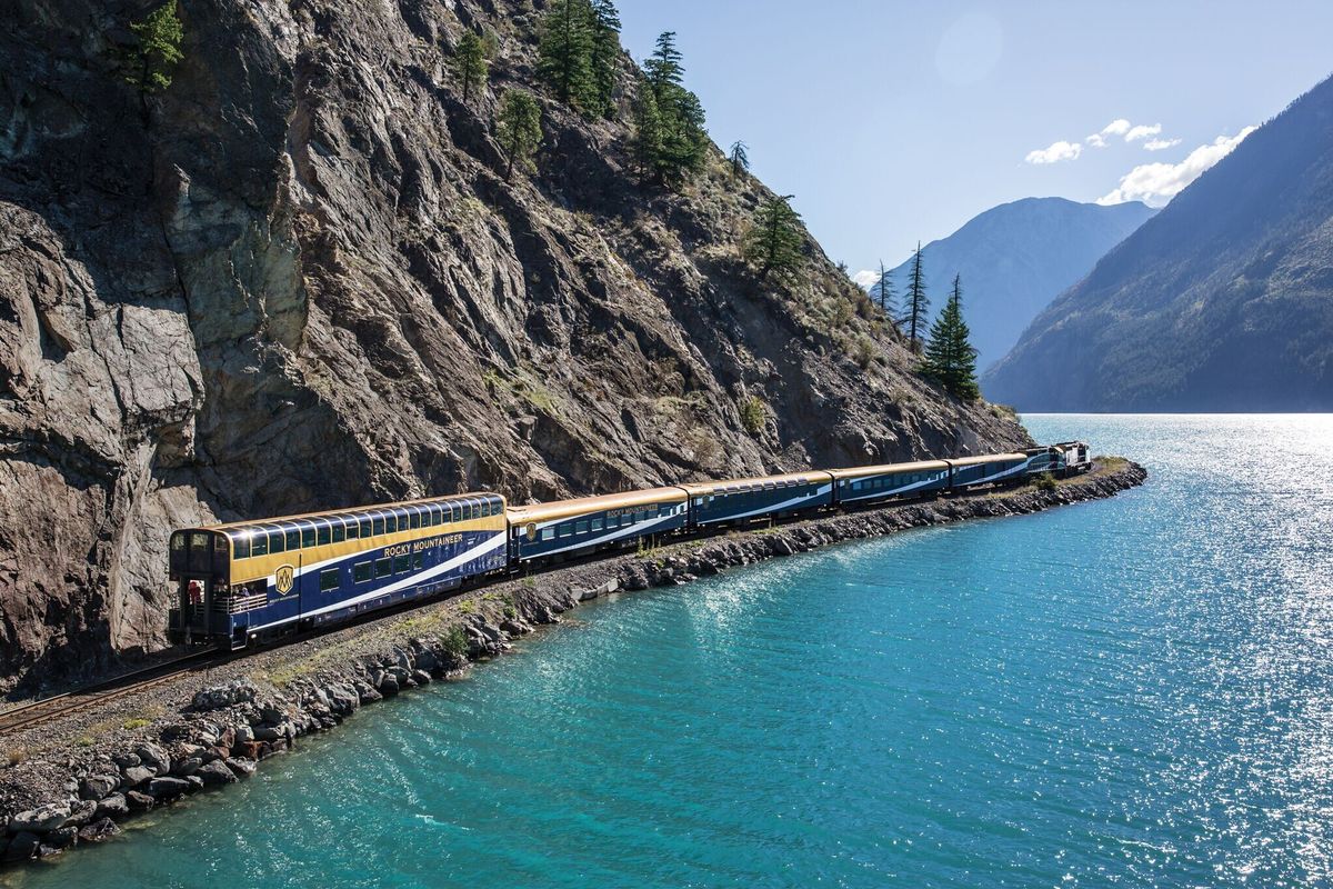 Rocky Mountaineer es un tren de lujo que ofrece viajes panorámicos por el oeste de Canadá, a través de las Montañas Rocosas, y el suroeste de Estados Unidos. Rocky Mountaineer es un tren de lujo que ofrece viajes panorámicos por el oeste de Canadá, a través de las Montañas Rocosas, y el suroeste de Estados Unidos.