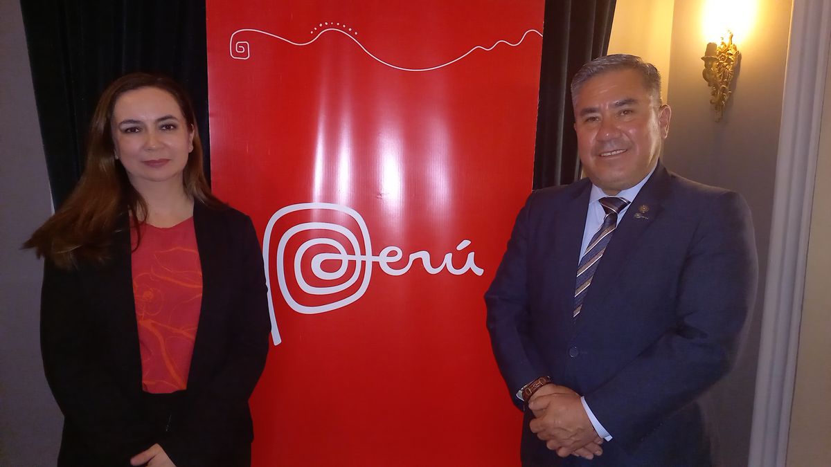 Fanny Thivierge, especialista de Turismo de PromPerú Ecuador, y Gustavo García, consejero económico comercial.
