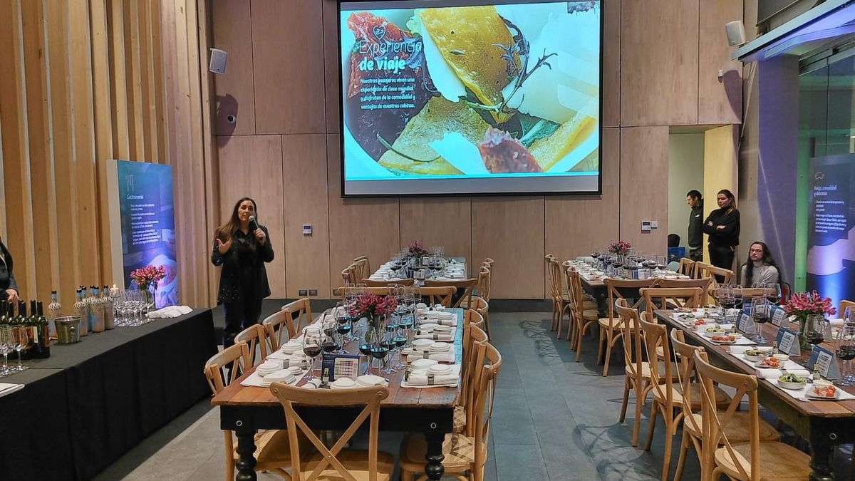 Paula Ulloa, jefe de ventas indirectas de Latam, mostró las particularidades de las cabinas Premium de Latam. 