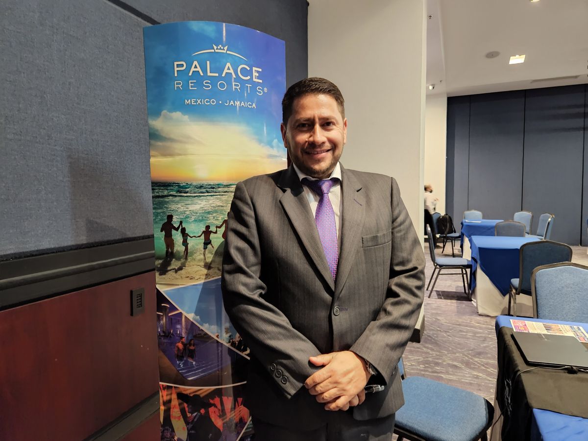 Caravana de promoción de Universal Group en Colombia.