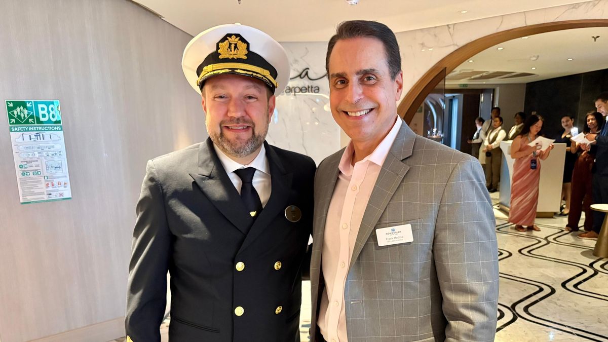 Frank Medina junto al capit&aacute;n a bordo.