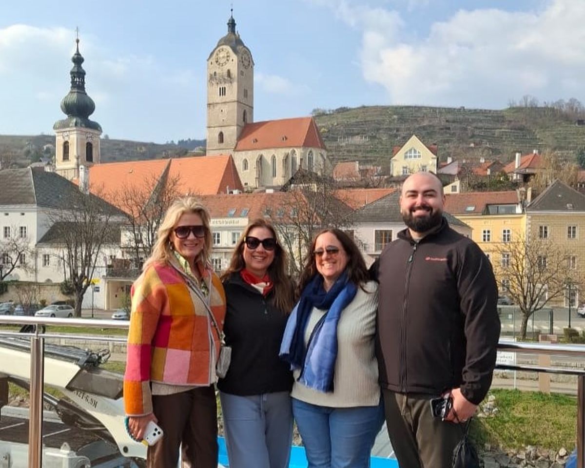 Florencia Florio, influencer argentina; Jennifer Roshetski; Evangelina Paju, periodista de Ladevi Ediciones; y João Miranda, durante la navegación por el Danubio. 