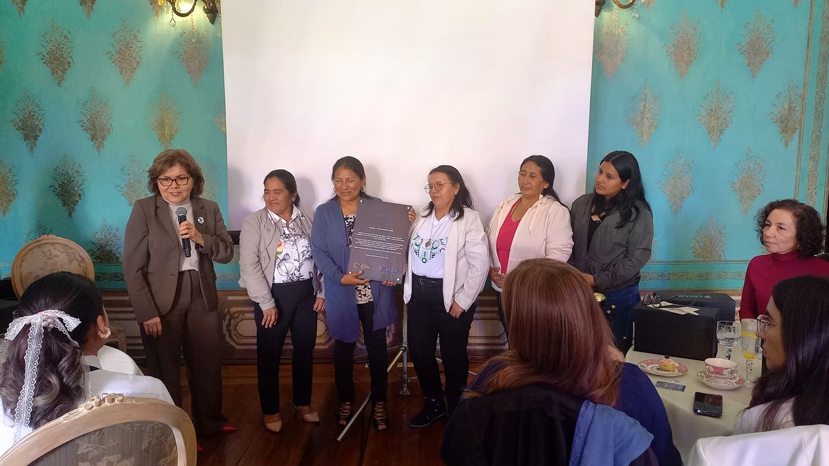 Grupo de mujeres artesanas participantes del programa Segundo Vuelo de Latam Airlines.