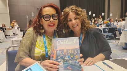 Liz Vega y Renee Roberts, directora de Relaciones Públicas y Comunicación de Visit Oakland.