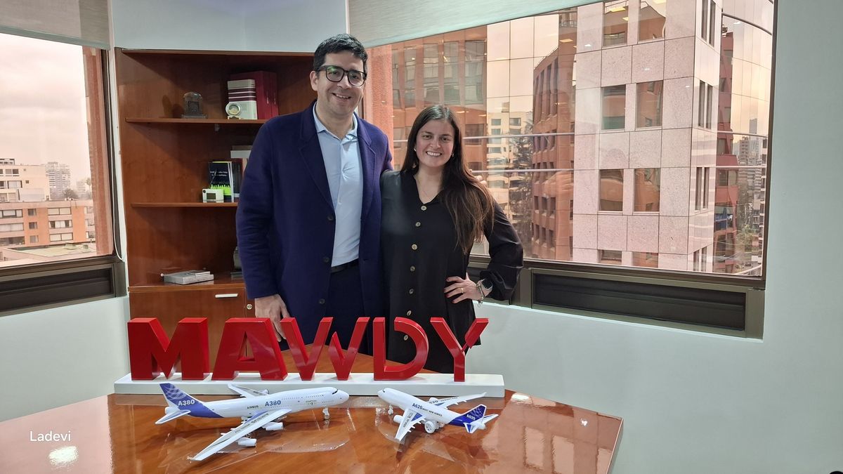 Ányelo Flores, jefe de Implementaciones de Negocios de MAWDY junto a Carla Torres, gerente de Viajes de la compañía.&nbsp;