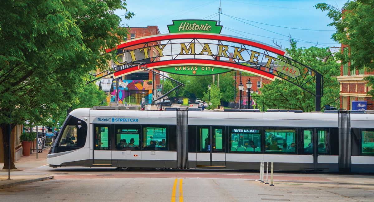 El "streetcar" de Kansas City en el distrito hist&oacute;rico de la urbe de Missouri.