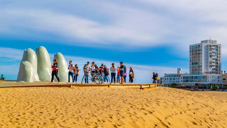 La Cámara de Turismo de Uruguay le pidió al gobierno la aplicación del IVA 0% para turistas extranjeros y residentes de cara a la nueva temporada de verano. &nbsp;