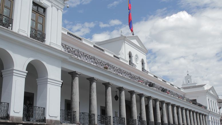 Las vallas instaladas alrededor del Palacio de Carondelet en Quito afectan el turismo.