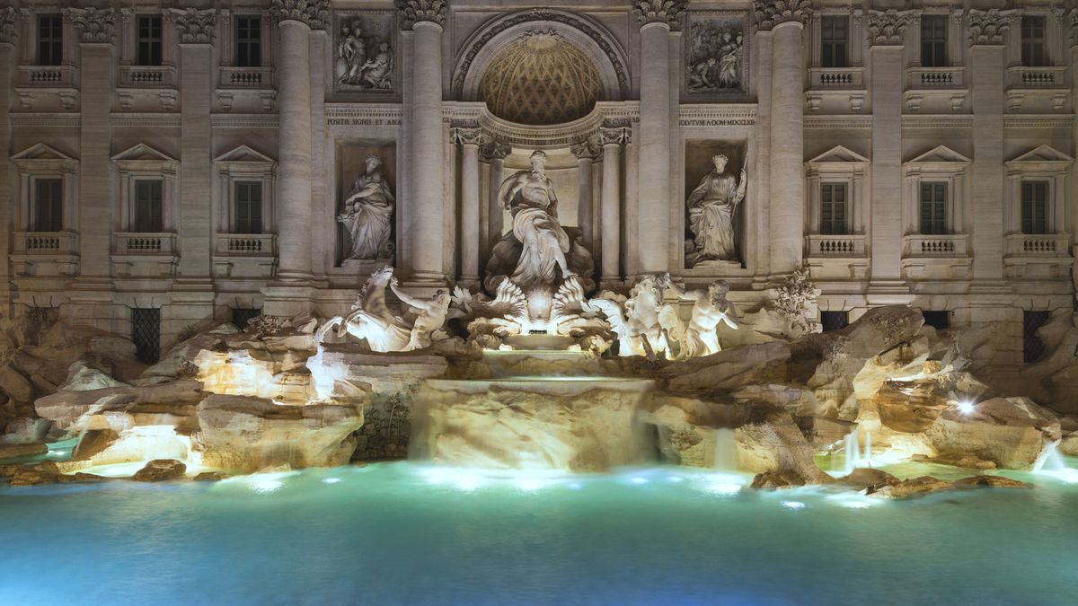 La Fontana di Trevi, una de las visitas imperdibles en un viaje de crucero, destaca por su imponente belleza barroca en Roma. La Fontana di Trevi, una de las visitas imperdibles en un viaje de crucero, destaca por su imponente belleza barroca en Roma.