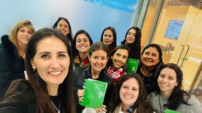 Cintia Martínez, de Siga Turismo, con los agentes de viajes invitados.