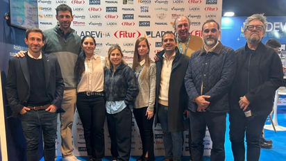 Representantes de Carnival Tours, FyA Tour y Flaptek durante la feria.