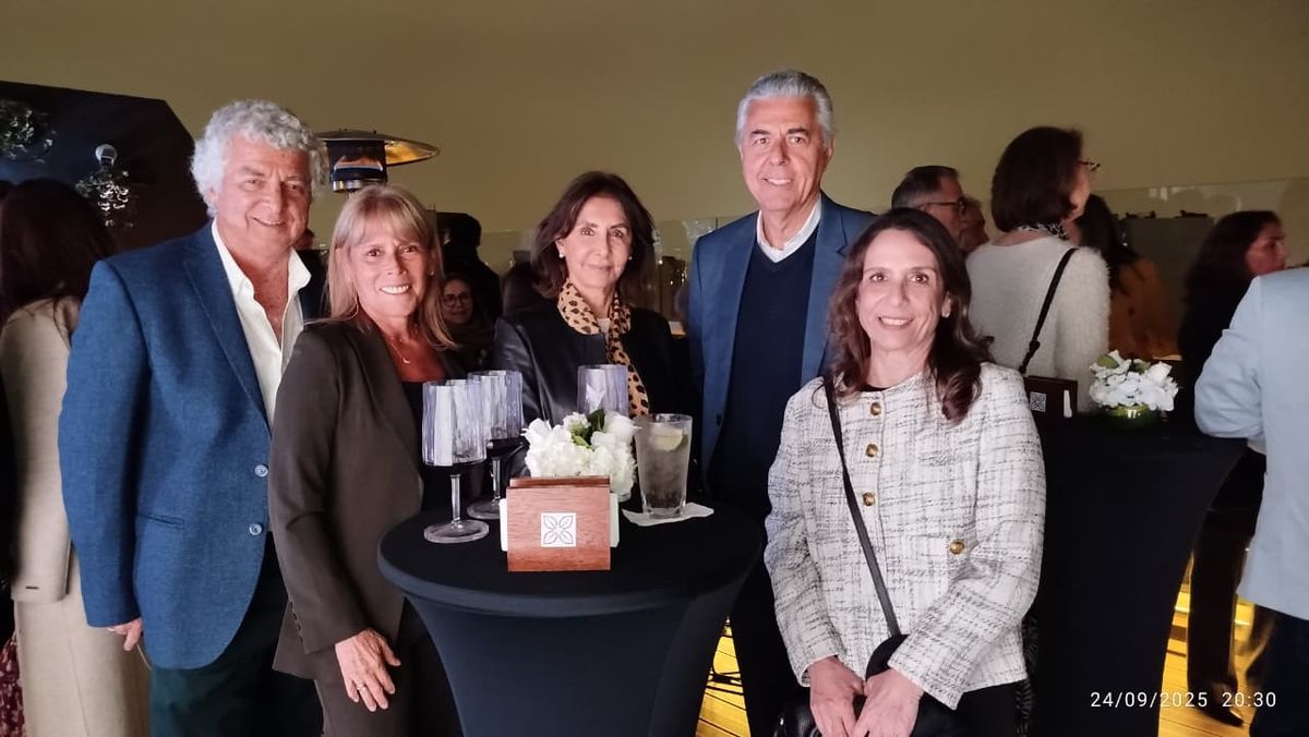 Agencias de cruceros exclusivas junto a sus invitados en el cóctel. Agencias de cruceros exclusivas junto a sus invitados en el cóctel.