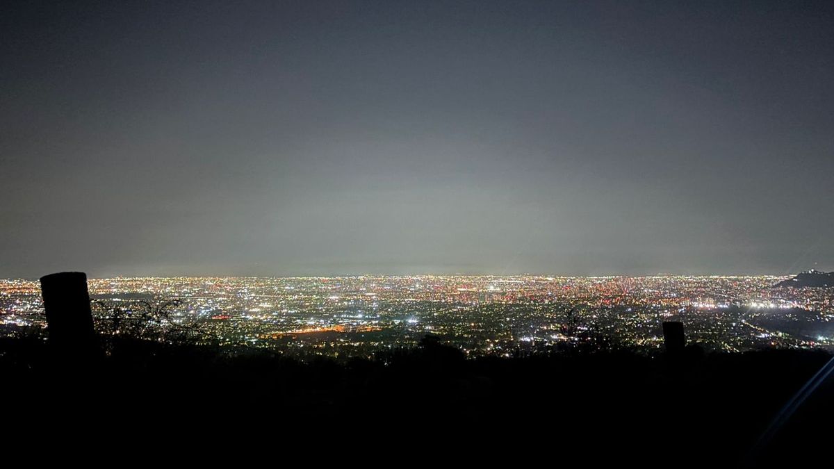 Trekking nocturno en Parque Aguas de Ramón permite descubrir la precordillera de Santiago desde otra perspectiva.