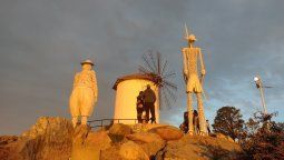 Escapadas en Buenos Aires: en Tandil desde el monumento al Quijote se ve la mejor puesta de sol.