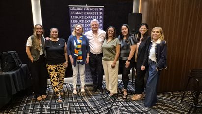 Claudio Fernández, presidente de Leisure Express, junto a las panelistas de la jornada de capacitación.