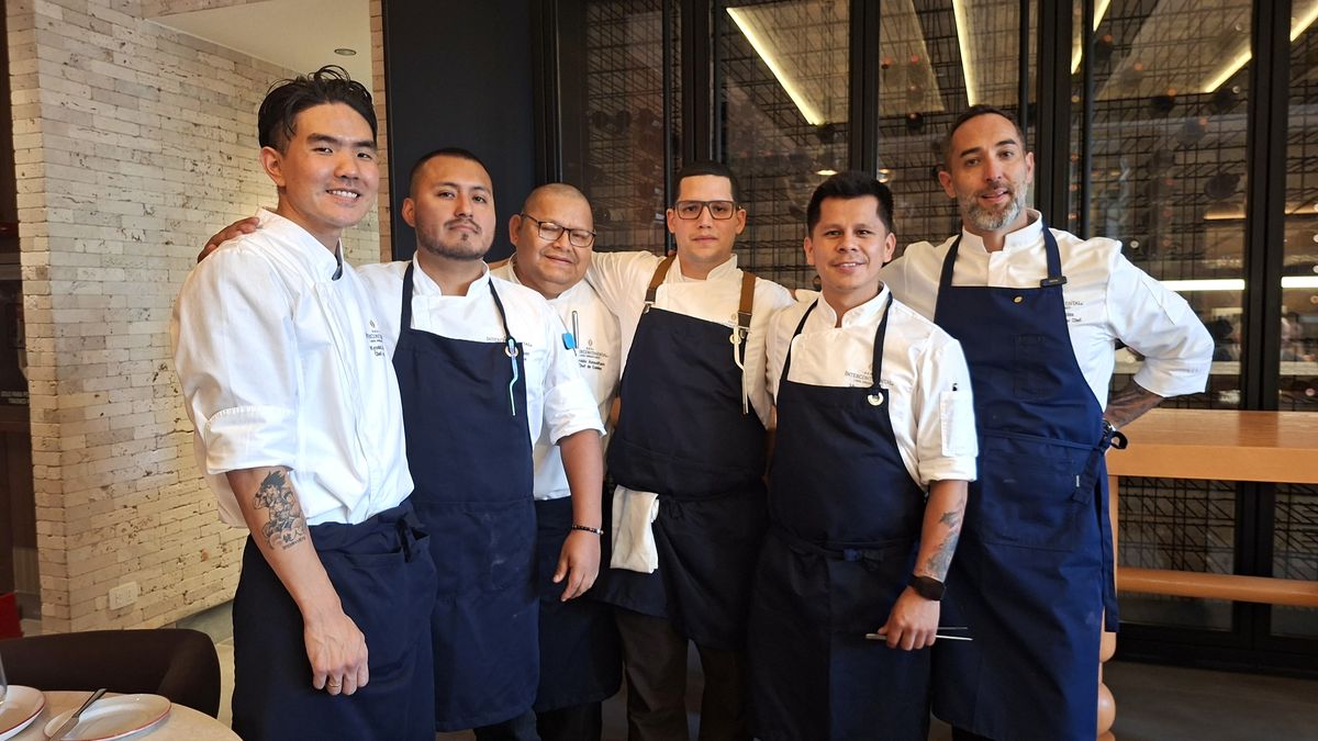 El chef Julio Ferradas y su equipo.