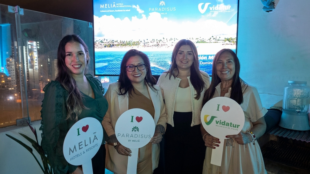 Catalina Londoño junto a agentes de viajes. Catalina Londoño junto a agentes de viajes.